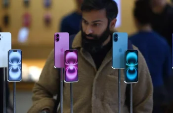 Apple Faces a Critical Crossroads: Understanding the 20% Stock Plunge and Wall Street’s Downgrades