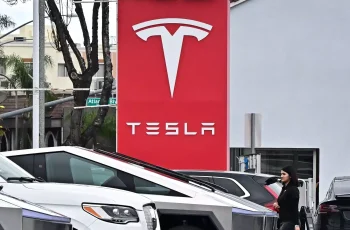 Tesla’s Future in a Volatile Market: Risks, Challenges, and Opportunities